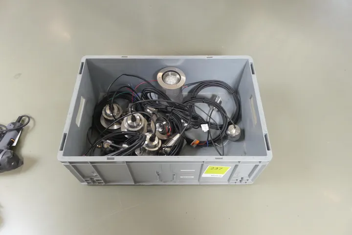 Konvolut Boden-/Einbaustrahler Edelstahl mit Kabel, div. Ausführungen Umfang: Kiste mit Inhalt